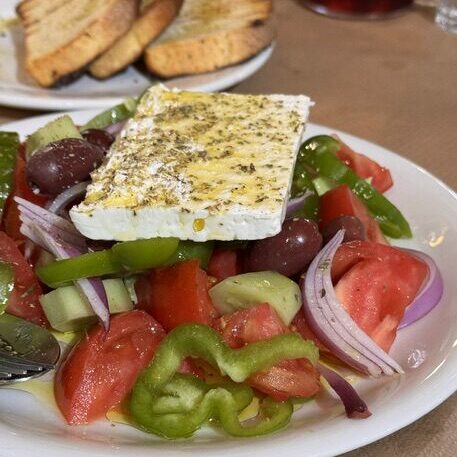 A LA SOURCE DE LA FETA AOP: VOYAGE AU CŒUR D&rsquo;UN TERROIR GREC PRÉSERVÉ